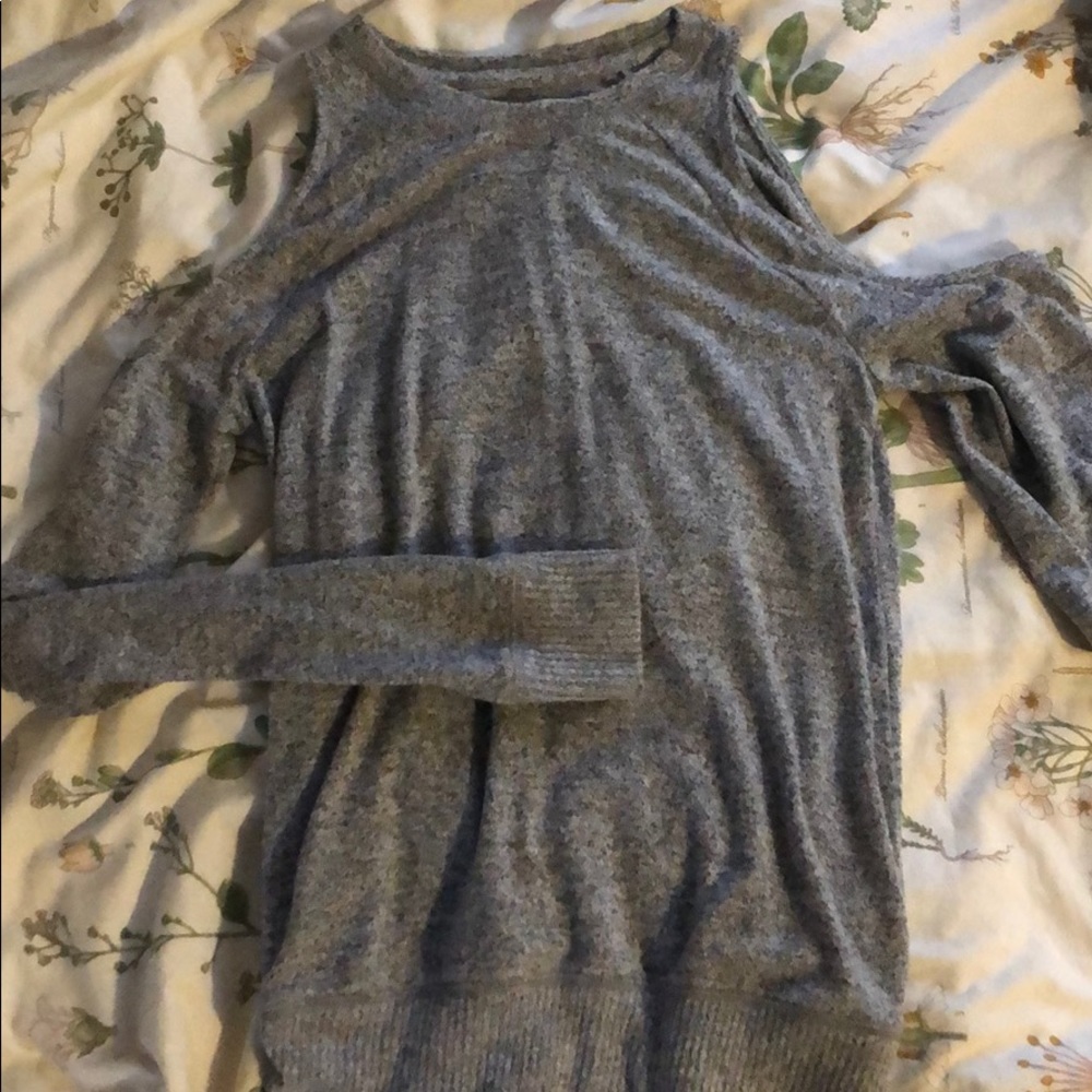 A&F cold shoulder top🕷